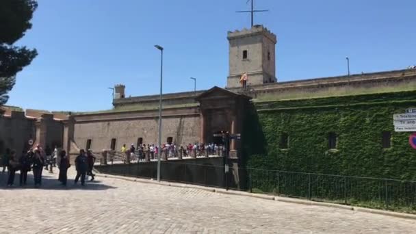 Barcelona, Espanha. 20 de junho de 2019: Um grupo de pessoas andando ao lado de Montjuic — Vídeo de Stock