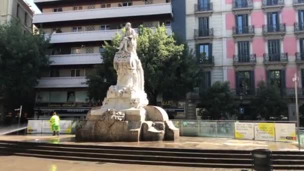 Barcellona, Spagna. 20 giugno 2019: Una statua di fronte a un edificio — Video Stock