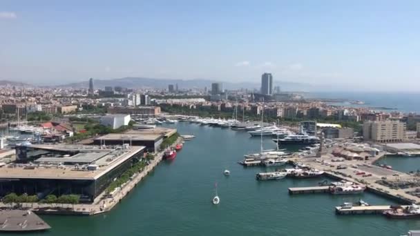 Barcellona, Spagna. Un grande specchio d'acqua con una città sullo sfondo — Video Stock