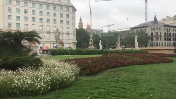 Barcelona, España. Un gran césped frente a un edificio — Vídeos de Stock