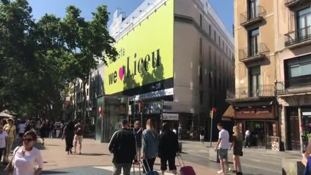 Barcelona, Spanien. 20. Juni 2019: Eine Gruppe von Menschen läuft auf einer Straße in der Stadt — Stockvideo