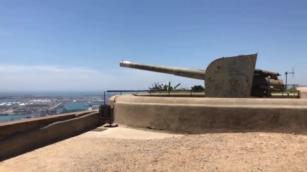 Barcelona, Espanha. Grande arma olha para o mar da borda da fortaleza — Vídeo de Stock