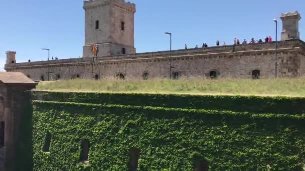 Barcelona, España. 20 de junio de 2019: Un cartel frente a un edificio de ladrillo — Vídeos de Stock