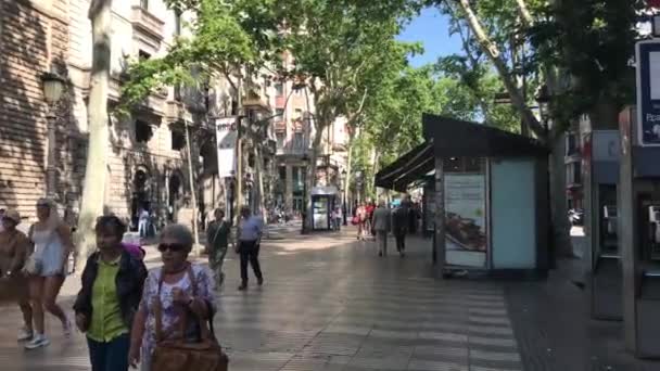 Barcelona, España. 20 de junio de 2019: Un grupo de personas caminando por una acera — Vídeos de Stock