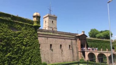 Barselona, İspanya. Bir binanın önündeki saat kulesi.