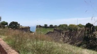 Barselona, İspanya. Çimen tarlası olan bir bina