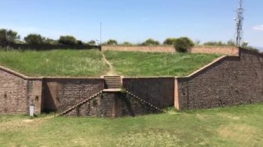 Barselona, İspanya. Çimenli tarlası olan eski bir tuğla bina.