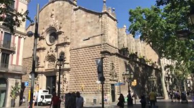 Barselona, İspanya. 20 Haziran 2019: Bir grup insan bir binanın önünde yürüyor