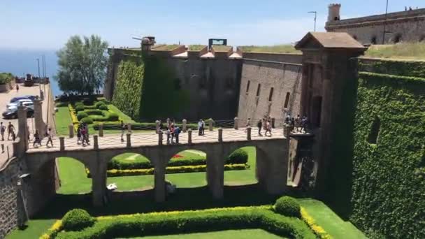 Barcelona, España. 20 de junio de 2019: Un gran edificio de ladrillo con césped verde — Vídeo de stock