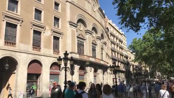Βαρκελώνη, Ισπανία. 20 Ιουνίου 2019: Μια ομάδα ανθρώπων που περπατούν μπροστά από ένα κτίριο — Αρχείο Βίντεο
