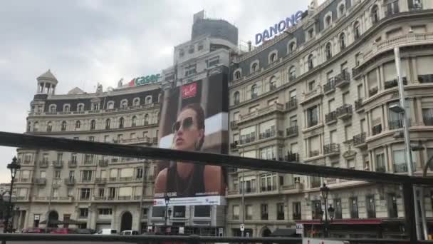 Barcelona, Espanha. 20 de junho de 2019: Uma pessoa em pé em frente a um grande prédio — Vídeo de Stock