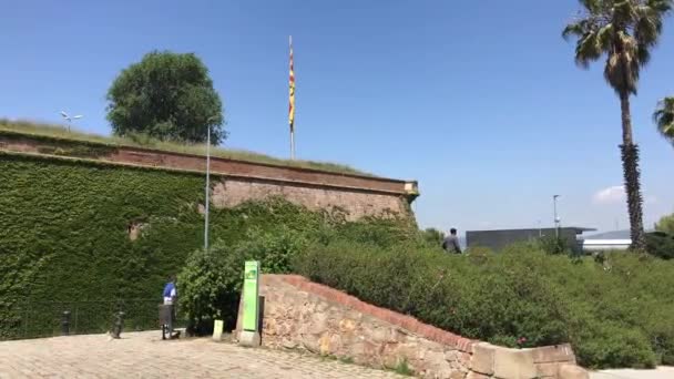 Barcelona, Espanha. Uma casa que tem um sinal no lado de um edifício — Vídeo de Stock