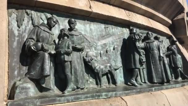 Barcelona, Spain. June 20 2019: A group of men standing next to a brick wall — Stock Video