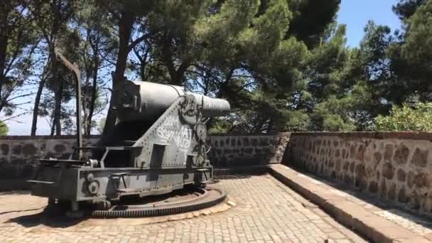 Barcelona, Spanje. oud pistool op de muur van het fort — Stockvideo