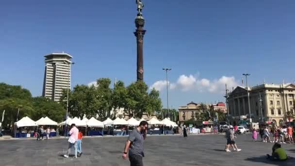 Barcelona, España. 20 de junio de 2019: Un grupo de personas caminando por una calle — Vídeos de Stock