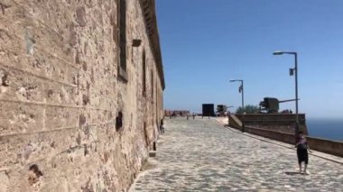 Barselona, İspanya. 20 Haziran 2019: Bir tuğla binanın önünde duran kişi
