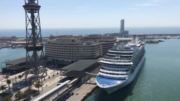 Barcelona, Spanje. Een groot schip in een watermassa — Stockvideo