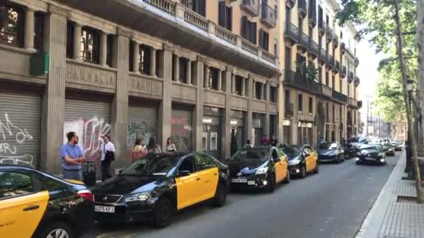 Barcelona, Španělsko. 20. června 2019: Auto jedoucí po městské ulici — Stock video