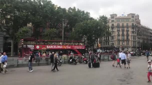 Barcelona, Spanien. 20 juni 2019: En grupp människor går nerför en gata — Stockvideo