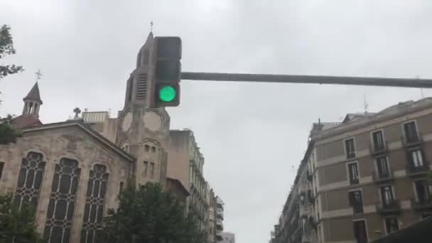 Barcelona, España. Un semáforo frente a un edificio — Vídeo de stock