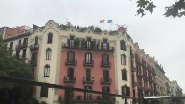 Барселона, Іспанія. Високий будинок у місті. — стокове відео