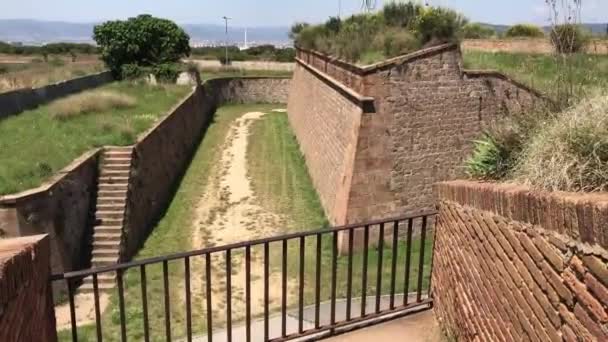 Barcelona, España. Un edificio de piedra con una valla de madera — Vídeos de Stock