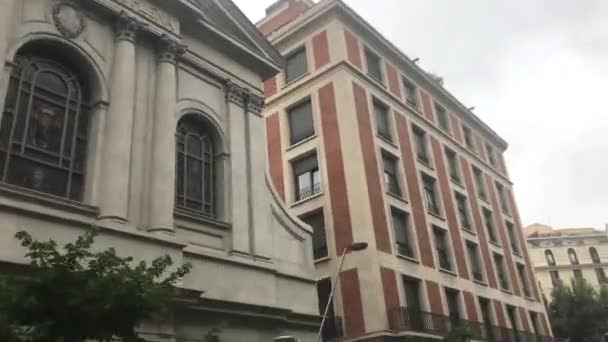 Barcelona, España. Un edificio alto — Vídeo de stock