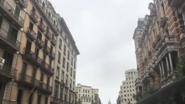 Barcelona, Španělsko. Vysoká budova ve městě — Stock video