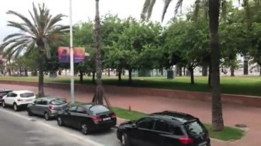 Barselona, İspanya. Yolda giden bir araba.