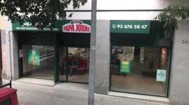 Barselona, İspanya. 20 Haziran 2019: Bir binanın yan tarafında bir tabela