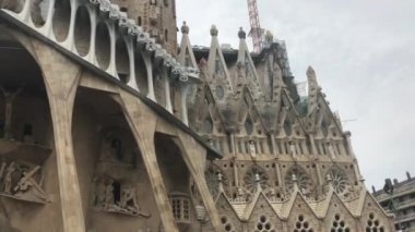 Barselona, İspanya. Binanın önünde bir grup insan.