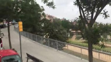 Barselona, İspanya. Bir araba çitin kenarına dizilmiş.