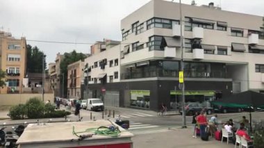 Barselona, İspanya. 20 Haziran 2019: Bir grup insan bir şehir caddesinde yürüyor
