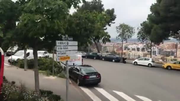 Barselona, İspanya. Yolun kenarına park etmiş bir otobüs. — Stok video