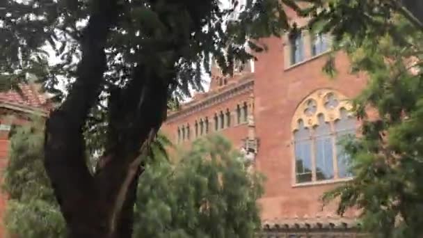 Barcellona, Spagna. Una casa che ha un cartello sul lato di un edificio — Video Stock