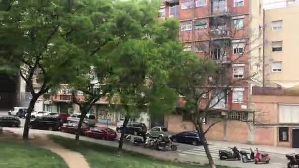 Barcelona, España. Un grupo de personas en una calle de la ciudad — Vídeos de Stock