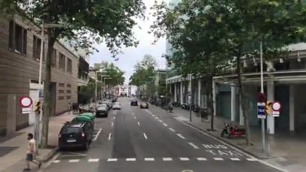 Barcelona, España. Un primer plano de una concurrida calle de la ciudad — Vídeos de Stock