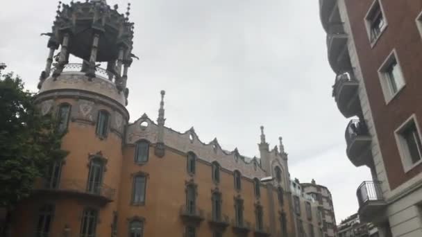 西班牙巴塞罗那。钟楼，钟楼建筑物侧有钟的城堡 — 图库视频影像