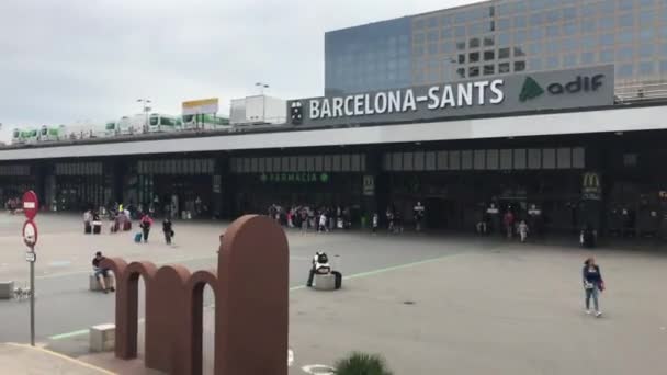 Barselona, İspanya. 20 Haziran 2019: Bir grup insan bir otoparkta duruyor — Stok video