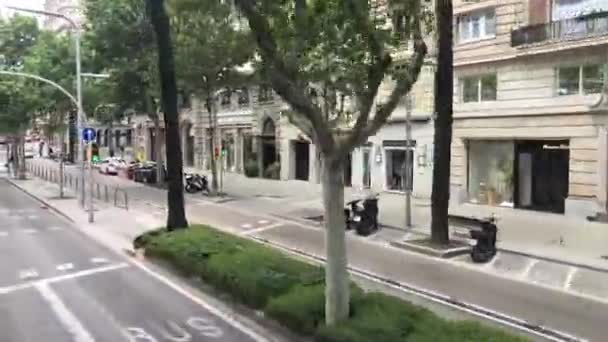 スペインのバルセロナ。道路の側面に焦点を当てたストリートシーン — ストック動画