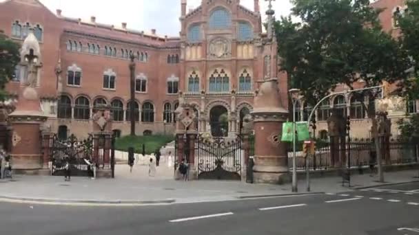 Barcelonassa, Espanjassa. Kesäkuu 20 2019: Lähellä vilkasta kaupungin katua — kuvapankkivideo
