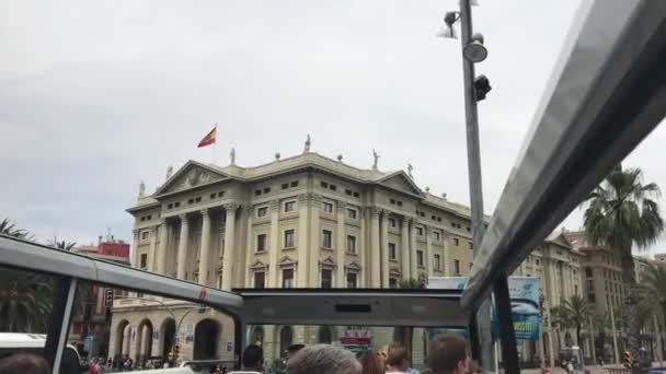 Barcelona, Spanien. 20 juni 2019: En grupp människor korsar en gata framför en byggnad — Stockvideo
