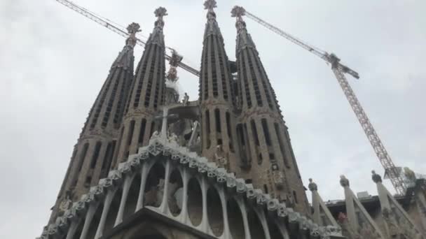 Barcelona, Hiszpania. 20 czerwca 2019: Duży statek w tle z Sagradą Familią w tle — Wideo stockowe