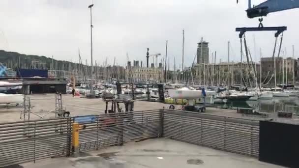 Barcelona, Spanyolország. Egy hajó dokkolt a kikötőben. — Stock videók