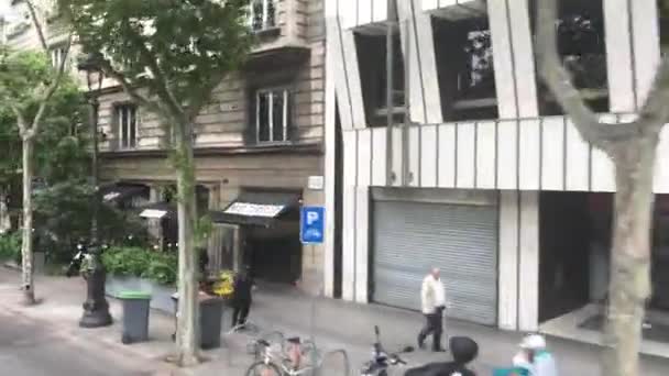 Barcellona, Spagna. 20 giugno 2019: Un gruppo di persone cammina lungo una strada di fronte a un edificio — Video Stock