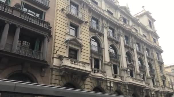 西班牙巴塞罗那。雕像建筑物前面的雕像 — 图库视频影像