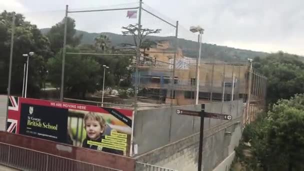 Barcelona, Spanje. 20 juni 2019: Een trein staat geparkeerd aan de zijkant van een hek — Stockvideo