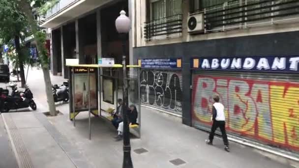 Barcelona, España. 20 de junio de 2019: Una persona caminando por una calle junto a un edificio — Vídeos de Stock