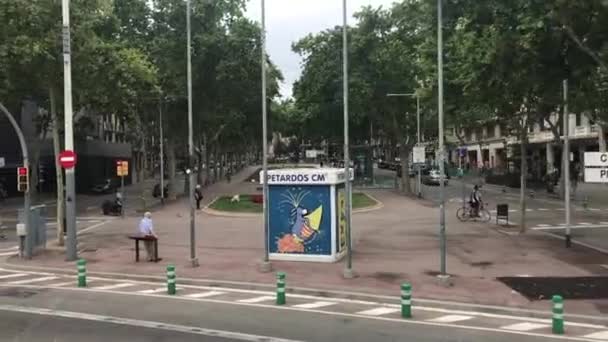 Barcelona, Spanien. 20 juni 2019: En grupp människor korsar en gata — Stockvideo