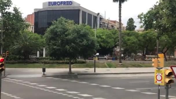 Βαρκελώνη, Ισπανία. Ένα φανάρι σε δρόμο της πόλης — Αρχείο Βίντεο